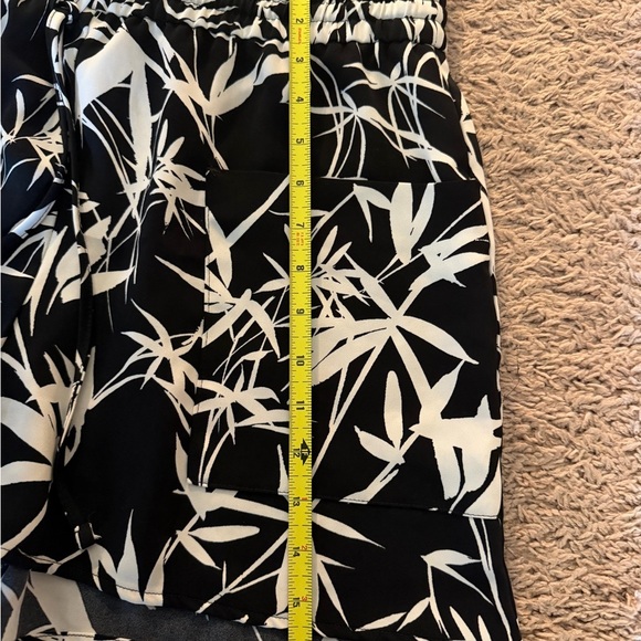 Express Women's Black and White palm tree summer Shorts - Picture 7 of 7